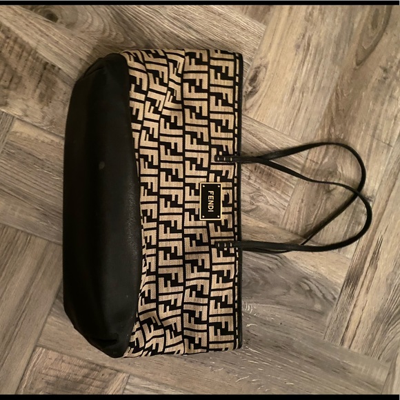 Fendi bag 💯 authentic - Picture 1 of 7